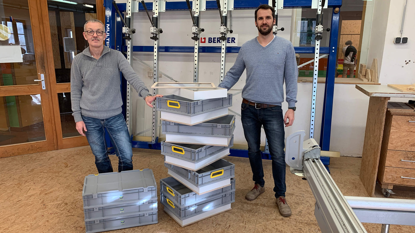 Gerhard Berk vom Verein vamos zusammen mit Stefan Saurer von OFERA mit der OFERA Mehlwurm Farm